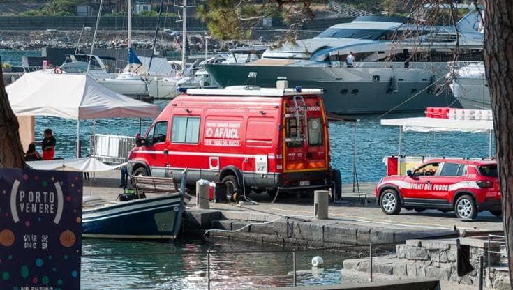 Cade dal gommone giovane disperso a Portovenere. Gli amici: “In acqua dopo un’onda”