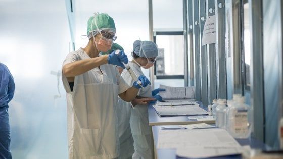 Coronavirus in Lombardia, non diminuisce il numero dei decessi quotidiani: 243 nelle ultime 24 ore