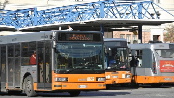Trasporti, i consumatori all’attacco: “Rimborsi anche per i ritardi dei bus”