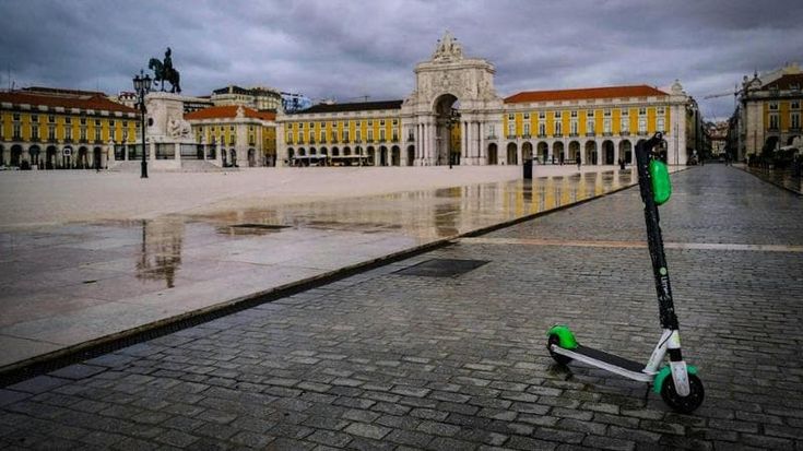 Lisbona vieta i monopattini in sharing: “Troppi incidenti e veicoli abbandonati ovunque”
