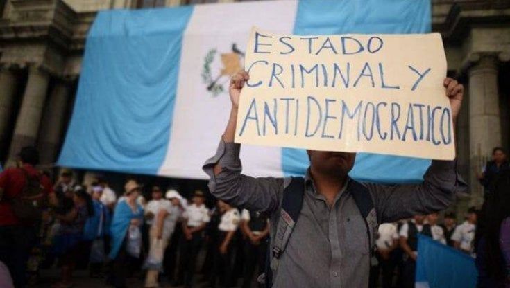 Guatemala, si è arrivati a incendiare il Parlamento: tagli alla sanità, diritti umani e civili ignorati e risposte repressive