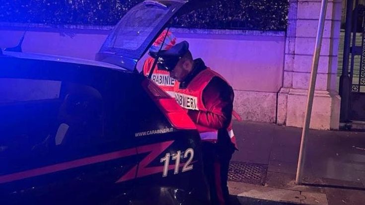 Picchiato e rapinato da una banda all’alba davanti alla stazione