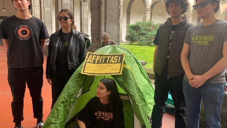 Napoli, studenti in tenda all'università: "Affitti troppo cari, serve un tetto massimo"