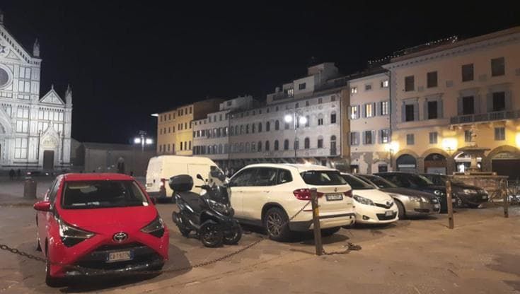 Sosta selvaggia nelle piazze pedonali, l’assessore: “Faremo più rimozioni”