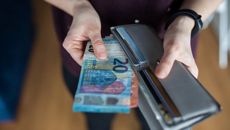 Pagamenti: nel 2020 meno utilizzatori di contanti e più transazioni con carte di debito