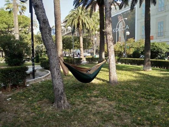 Bari, un'amaca in piazza Umberto: "Un turista ha dormito così"