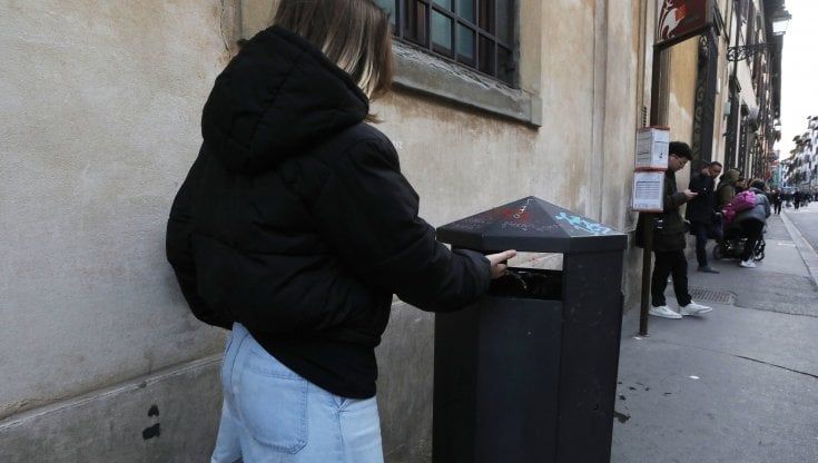 Firenze, fuori dal centro è caccia al cestino, per i rifiuti solo i cassonetti 