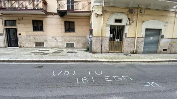 “Ubi tu, ibi ego”. A Bari il messaggio d'amore in strada, è in latino: “Dove tu sarai, io sarò”