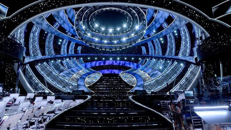 Sanremo 2022, ecco la scenografia dell'Ariston: un omaggio al varietà, più restyling che vintage