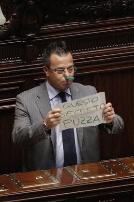 Dl Salva Roma, il leghista Buonanno vota no con una molletta al naso