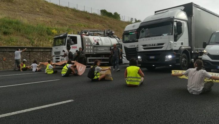 Ambientalisti sul Gra di Roma, il nuovo blitz: "Blocchiamo le auto per salvare la Terra dalla crisi climatica"