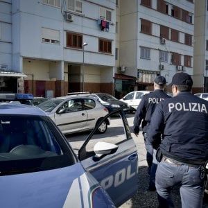 Torino, per vendetta si schianta contro un bus con l'auto della sua ex e poi picchia l'autista