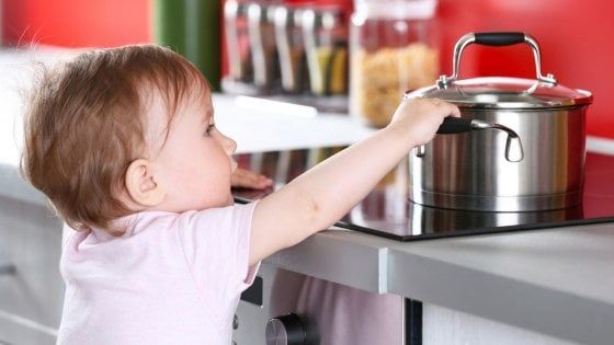 Poirino, bimbo di un anno ustionato in cucina dal pentolino d'acqua bollente