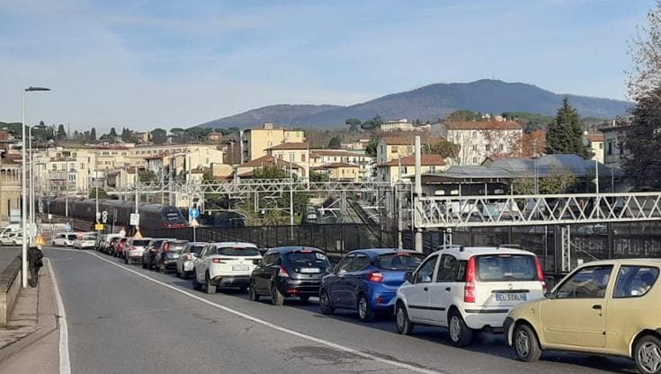 Un tombino sprofondato lungo il Mugnone manda in tilt il traffico a Le Cure. Problemi per i bus