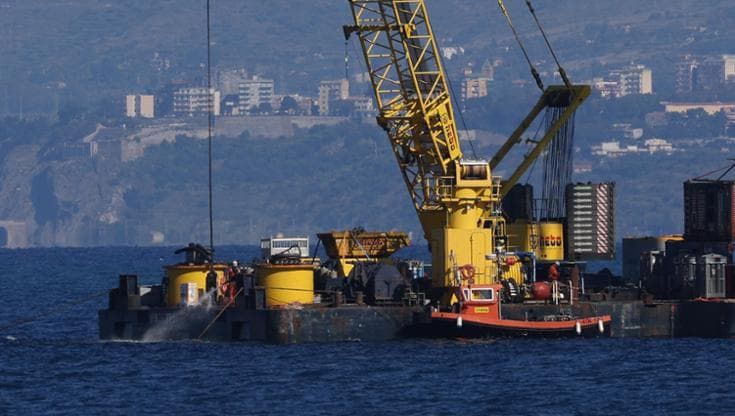 La Tmc Marine: “Il Bayesian riaffiorerà sabato”. Tagliato l’albero di 72 metri