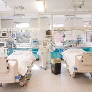 Grandi gruppi, piccole aziende, campioni dello sport e cantanti: tanta solidarietà a favore degli ospedali dell'Emilia-Romagna