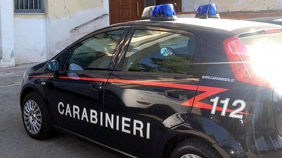 Brindisi, in 5 corrono in moto fra i bambini e picchiano 52enne che li rimprovera: due arresti