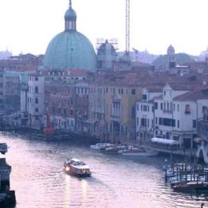 Venezia, per fotografare gli sposi un turista cade in un canale e muore 