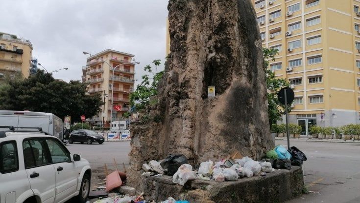La torre dell'acqua trasformata in torre dell'immondizia