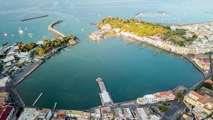 Ischia, lo spettacolo del porto libero dalle barche: torna "lago" per un giorno