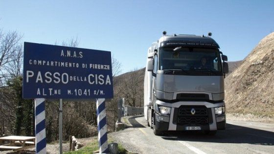 Inversione sulla Cisa col tir: camionista denunciato e multato