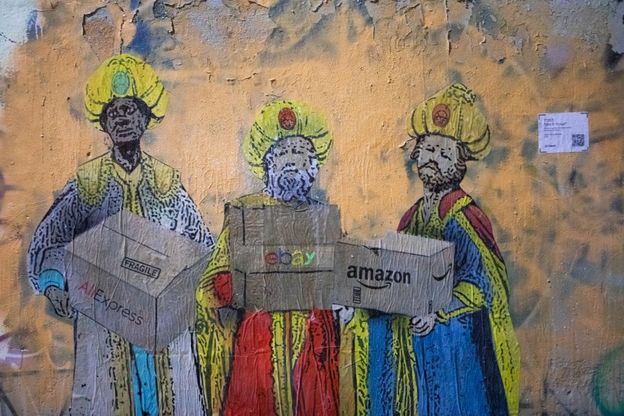 I Re Magi con i pacchi dell'e-commerce, Babbo Natale in bermuda e le banane di Cattelan: i murales di TvBoy a Milano