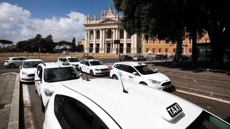 Caro carburante, a Roma la protesta dei tassisti: “Non riusciamo più a coprire i costi”