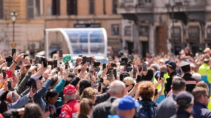 I fedeli e i cardinali da Francesco: è il giorno di Santa Maria Maggiore