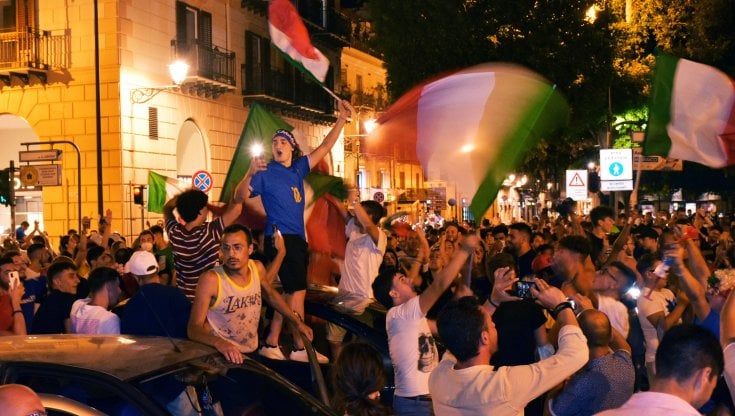 Azzurri in finale agli Europei, la festa unisce le piazze d'Italia: notte magica da Torino a Palermo tra caroselli e fuochi d'artificio