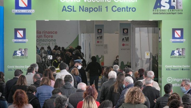 Napoli, riaprono i centri vaccinali della Mostra d'Oltremare e a Capodichino, ma con meno dosi