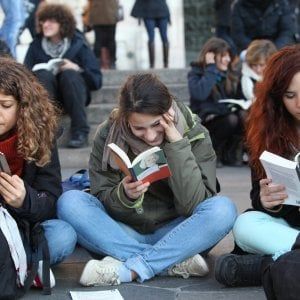Volontariato: "LeggiAmo insieme", il Comune di Milano cerca 300 lettori ad alta voce