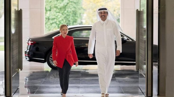 Meloni negli Emirati e in Qatar: “L’energia è a rischio”. Schlein: “Fa solo danni”