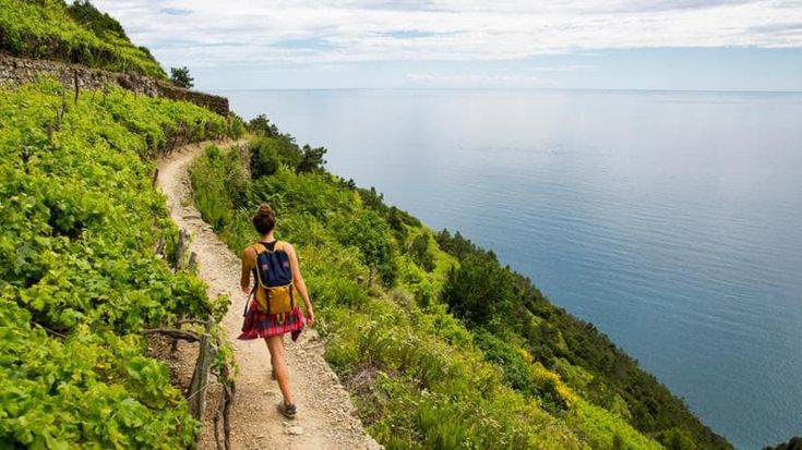 Overtourism: la mappa delle destinazioni a rischio. Venezia, Riviera romagnola, Dolomiti e Cinque Terre tra chi sta peggio. Molise l’oasi