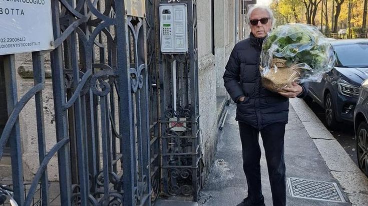 Le rose bianche di Mario Lavezzi, il biglietto di Liliana Segre: Milano saluta la sua Ornella Vanoni