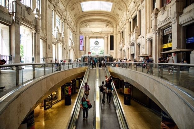Milano, non solo degrado in Centrale: simmetrie e bellezza architettonica