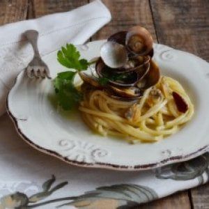 Non solo carne, alla griglia si cuociono anche gli spaghetti alle vongole 
