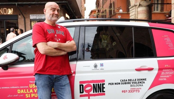 Chi è Roberto "RedSox" Mantovani, il tassista che dichiara i compensi e i colleghi odiano: "Tenera è la mia notte a bordo di Bologna5"