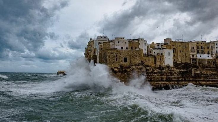 Meteo, l’allerta diventa arancione per 30 ore: pioggia e temporali in provincia di Bari e in Salento