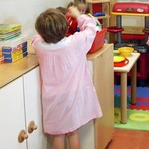 Reggio Emilia, violenza sessuale su un bambino di 4 anni all'asilo: indagato il bidello