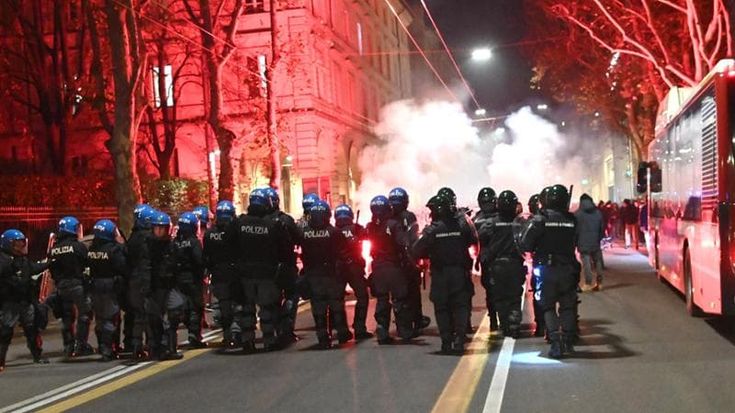 La polizia sgombera due stabili occupati. I collettivi: “Cariche e manganelli”. Ferito un dirigente Digos. Scontri anche in serata in via Irnerio
