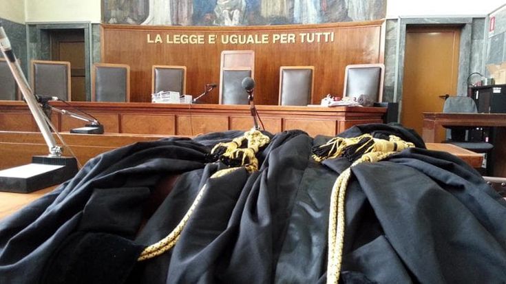 Denuncia l’ex per stalking e lui finisce agli arresti per 6 mesi. I giudici: “Calunnia, è innocente”