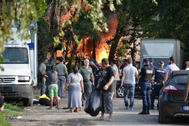 Via San Dionigi, incendio durante lo sgombero dei rom