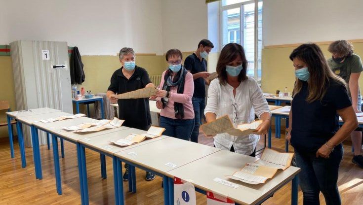 Elezioni comunali, i risultati nelle 20 città capoluogo: Mastella punta alla conferma a Benevento, ballottaggi a Trieste e Varese