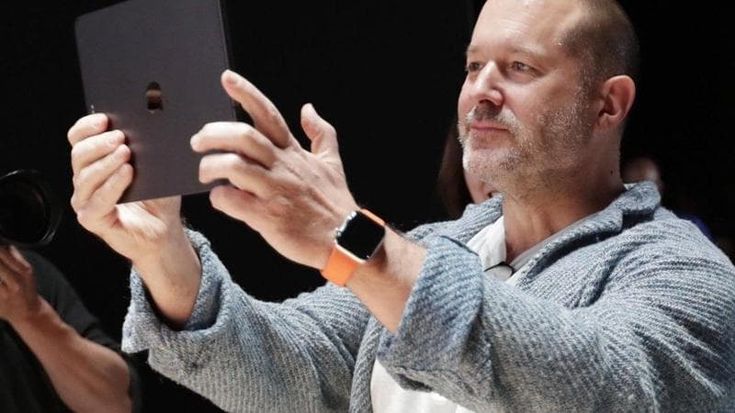 OpenAI compra l’azienda di Jony Ive, il designer dell’iPhone. Per “superare gli schermi tradizionali”