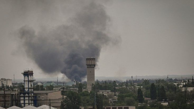 Ucraina, la battaglia per la "strada della vita": i russi bombardano 40 centri nel Donbass