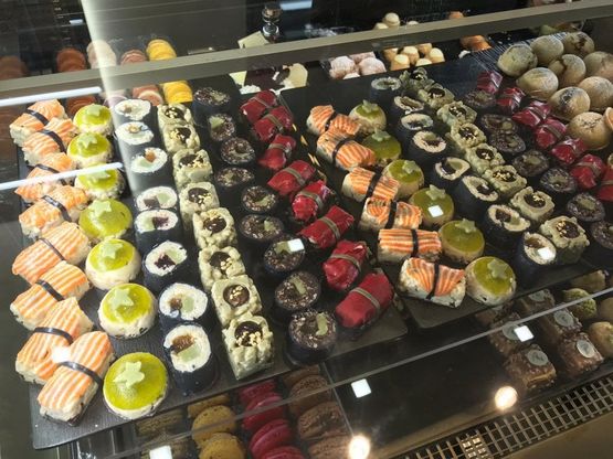 Il sushi diventa dolce: riso con cioccolato nella pasticceria di Bari