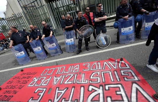 Napoli, presidio davanti al tribunale in attesa della sentenza, per Davide Bifolco il ragazzo ucciso da un carabiniere 