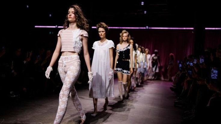 La moda torna in passerella con le collezioni del rilancio. Faro degli investitori sull’estate 2027