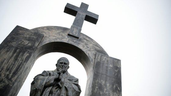 Francia, via la croce dalla statua di Wojtyla: protesta la Polonia