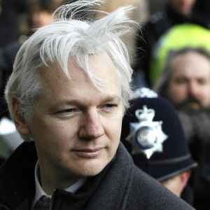 T-shirt, scarpe e borse,  Julian come il Che: ecco il brand Assange